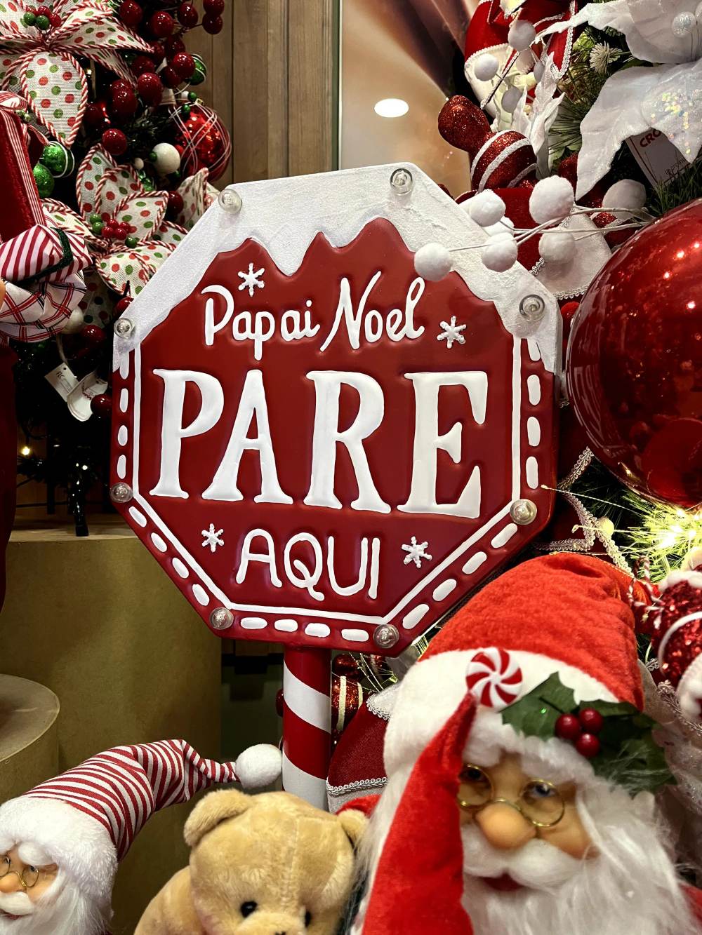 Placa natalina 'Papai Noel, pare aqui' na Casa Nobre