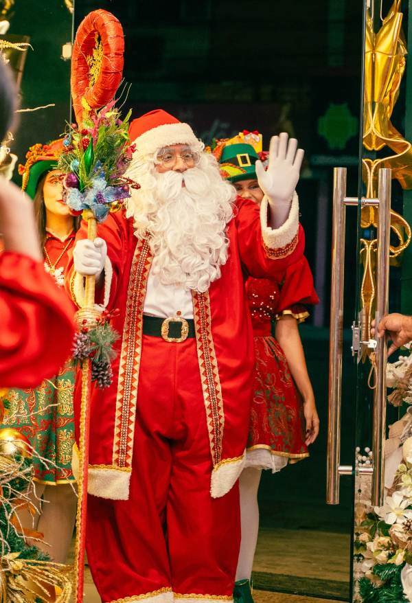 Papai Noel acenando na Casa Nobre