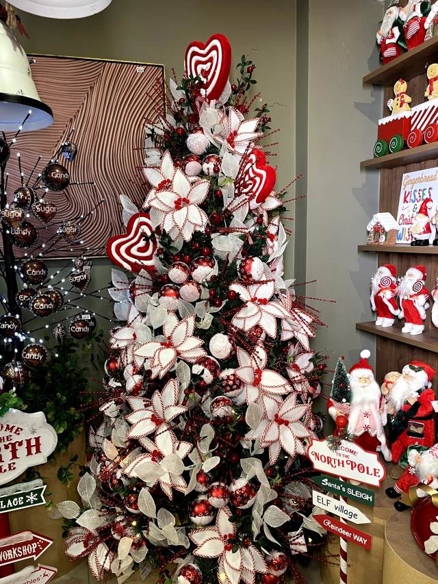 Árvore de Natal com flores brancas e vermelhas